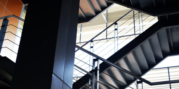 Pintar Fachadas de Empresas / Negocios / Locales Comerciales en Leganés · Pintado de Escaleras