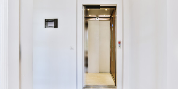 Pintar Fachadas y Patios de Luces de Comunidades Vecinos / Propietarios Leganés · Esmalte de Puertas de Ascensores, Puertas de Emergencia y Portales